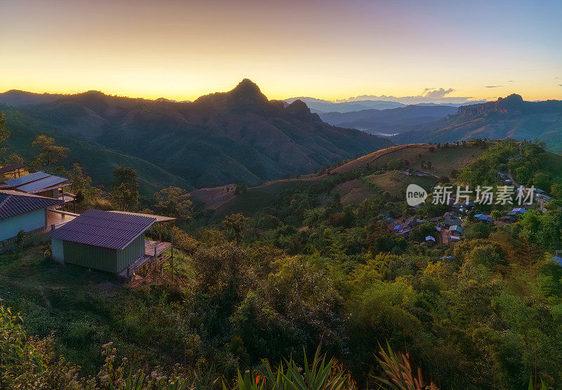 美丽的山景在傍晚附近的Ban Jabo村，泰国Mae Hong Son。